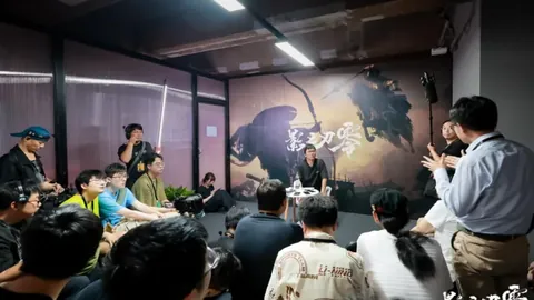 携手目睹这一辉煌瞬间！火炬手借助智能仿生手成功点燃主火炬——央视新闻微博报道